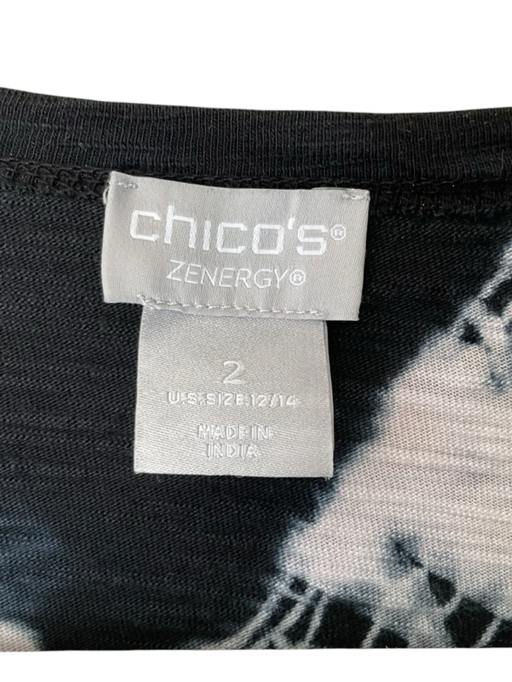 Chico’s Zenergy Tie Dye Tunic Top Black White V-Neck Size 2 (Large) - Picture 3 of 8